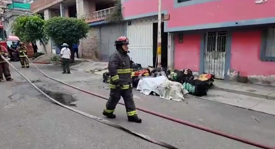 Incendio en vivienda de Paucarpata deja 2 afectados por inhalación de humo y daños materiales